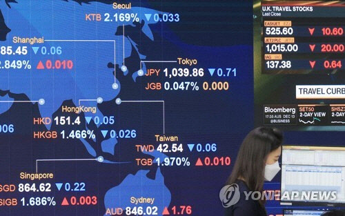 사진은 지난해 12월 13일 오후 여의도 KB국민은행 딜링룸에 표시된 세계지도. 연합뉴스